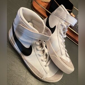 NIKE BLAZER MID ‘77 size 2.5Y